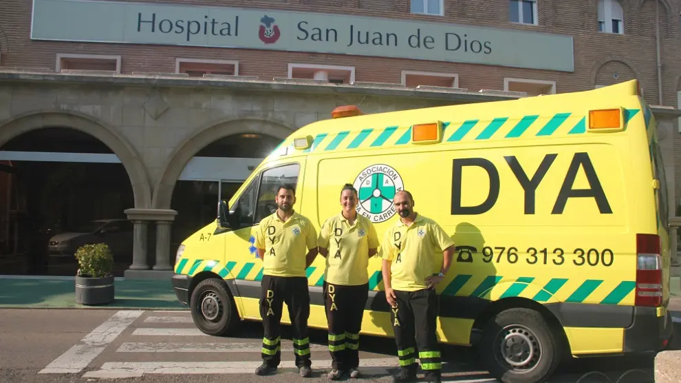 Voluntarios de DYA en la puerta del hospital de San Juan de Dios.