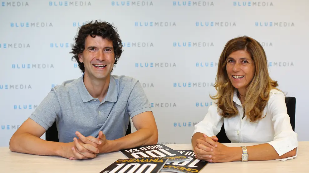 Carlos Marañón, director de Cinemanía, y Hortensia Fuentes, directora general de Bluemedia, con la portada del último número de la revista.