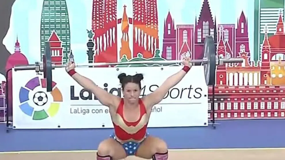 Jenifer Aroca se dispone a levantar en el Campeonato de España con el traje de Wonder Woman