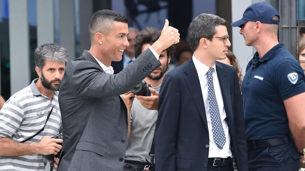 Cristiano Ronaldo alza el pulgar a la salida de una clínica en Turín, antes de fichar por la Juventus