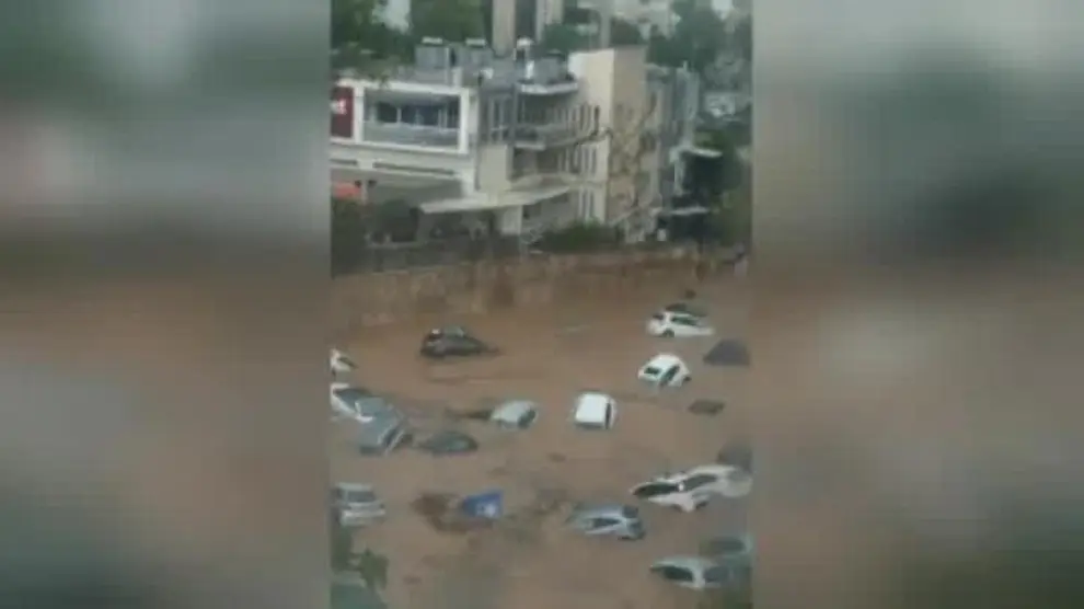 Las lluvias torrenciales provocan inundaciones en Atenas pocos días después de los incendios