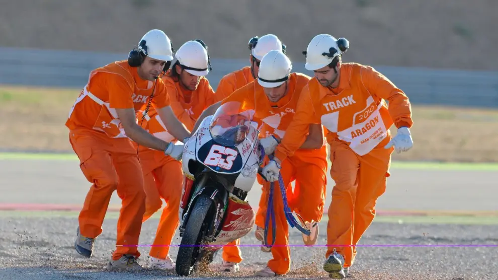 Comisarios de Motorland sacando una moto del circuito.