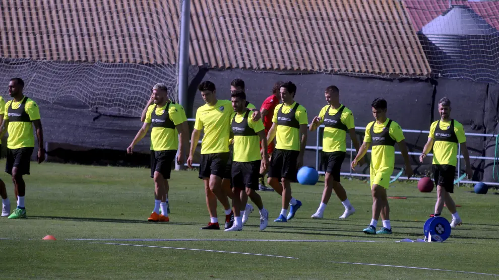 Varios futbolistas del Huesca, durante el entrenamiento matinal de ayer.