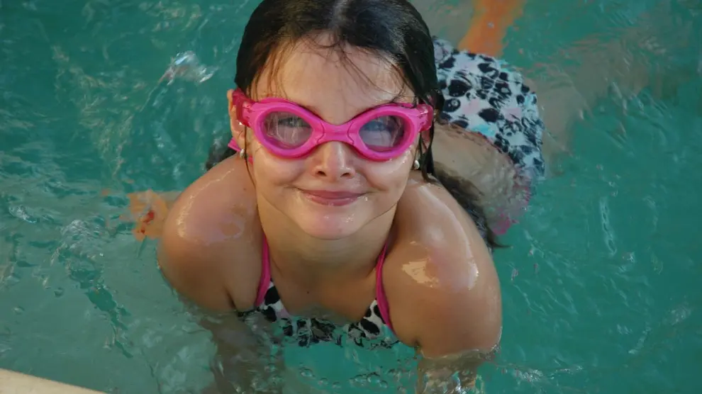 Las gafas de natación protegen los ojos del cloro.