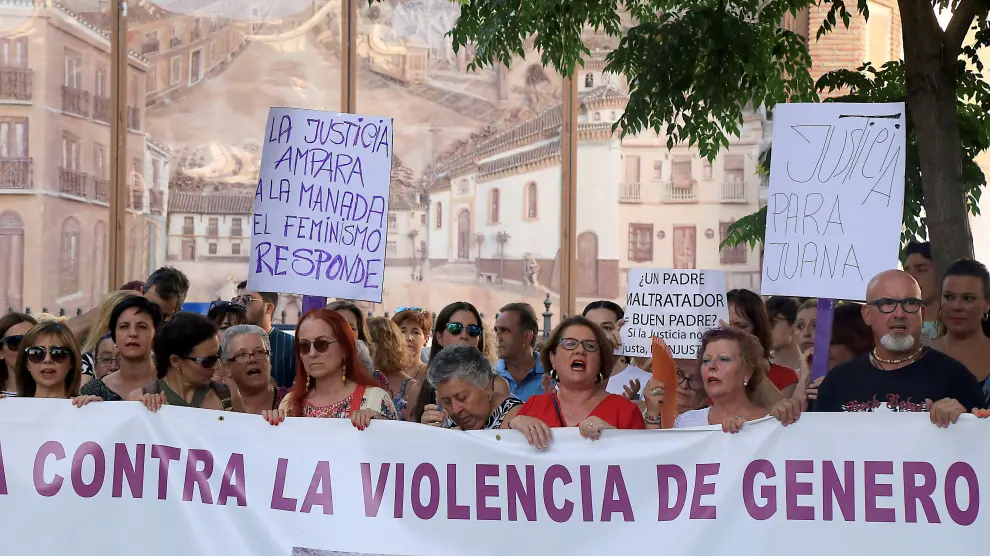 Concentración en el pueblo de Juana Rivas, Macarena, para protestar contra la condena que le han impuesto.