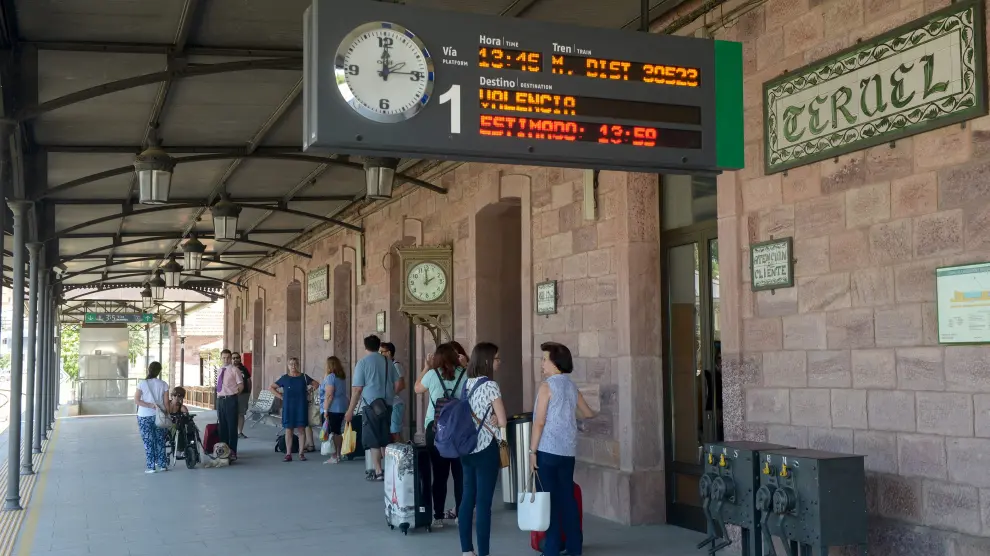Varios viajeros esperan para subir al tren, este viernes en la estación de la capital turolense.