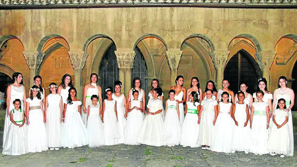 Las 29 nuevas mairalesas posaron en los claustros de San Pedro minutos antes de iniciarse la gala.