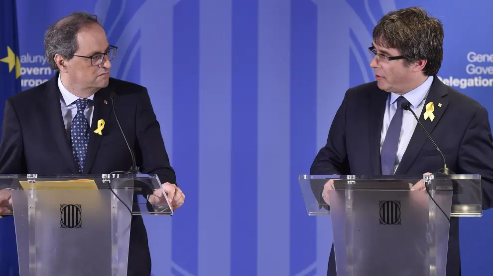 El presidente de la Generalitat, Quim Torra, junto a Carles Puigdemont, en rueda de prensa en Bruselas.