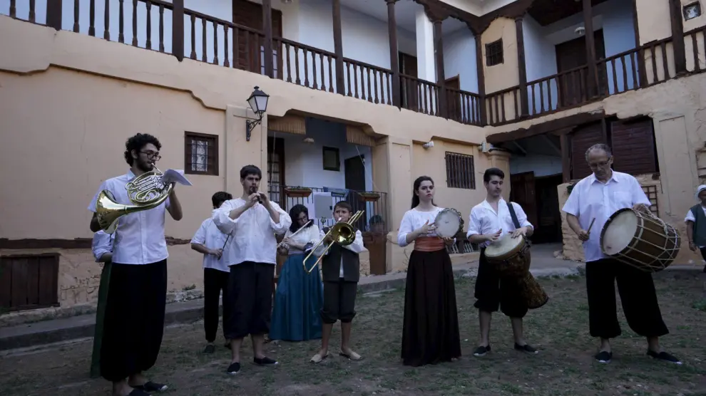 Musica tradicional por las calles de Gea de Albarracín para animar la fiesta.