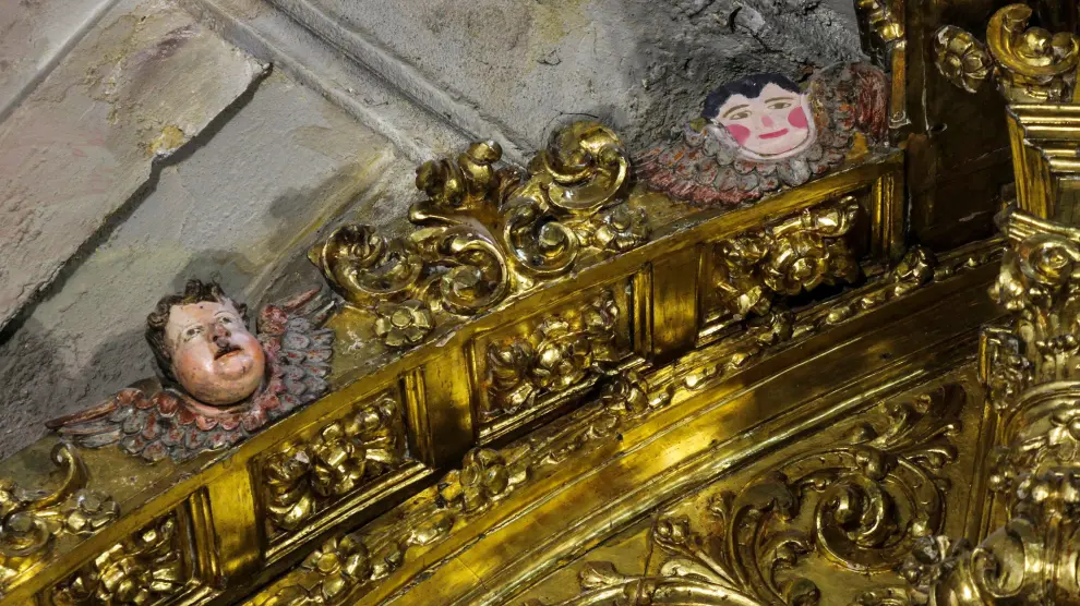 Foto cedida por El Diario Montañés de la cara pintada en el lugar que ocupaba un ángel esculpido en relieve en el retablo barroco de la parroquia de San Sebastián de Reinosa (Cantabria).