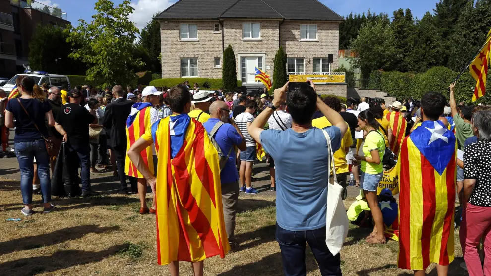 Portando banderas independentistas y atuendos en color amarillo, desplegaron una pancarta frente a la mansión de Waterloo donde Puigdemont, fugado de la justicia española, tiene establecida su residencia.