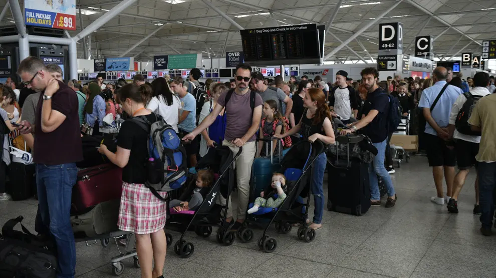 Largas esperas por los vuelos cancelados en Reino Unido