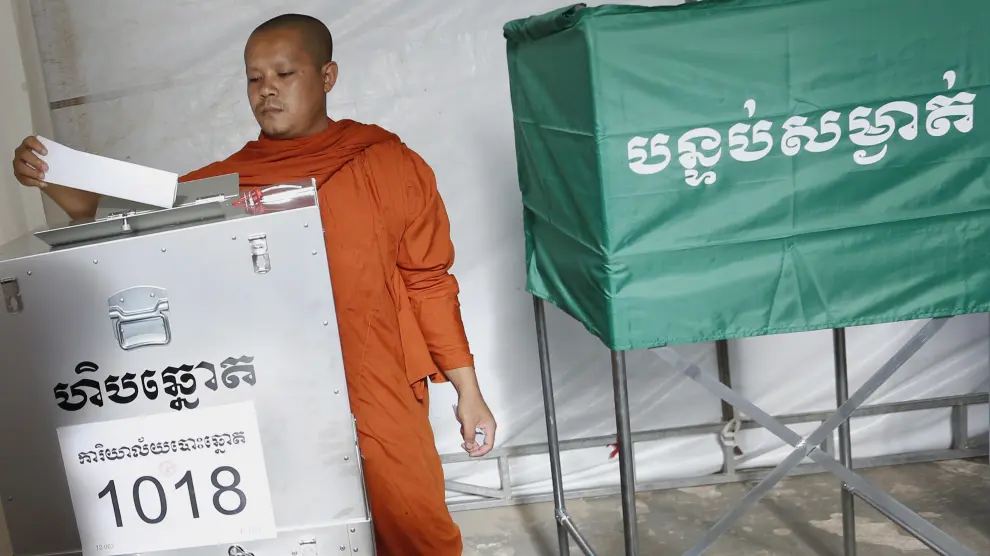Un monje budista votando en Camboya