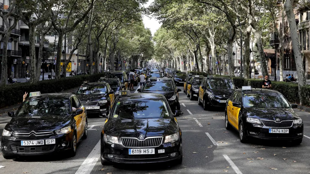 Los taxistas que protestan contra la concesión de licencias VTC volvieron a cortar el tráfico este sábado en la Gran Vía de Barcelona.