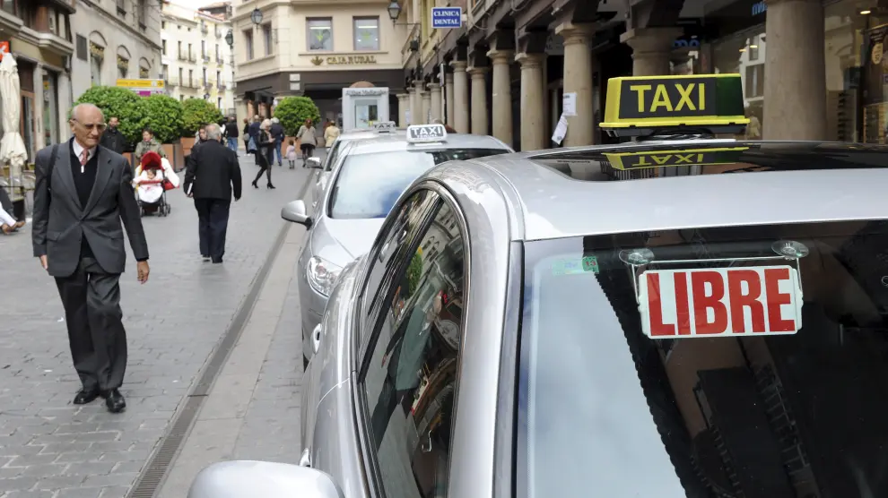 Imagen de archivo de un taxista estacionado en la parada de la calle de San Juan de Teruel.