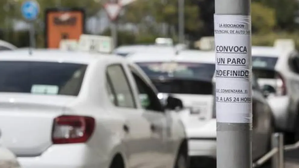 La huelga de taxis en Zaragoza ya afecta a los usuarios