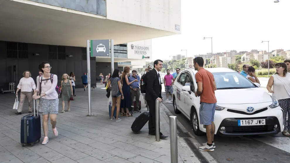 Los taxistas que ayer se acercaron a la estación Delicias explicaron a los clientes por qué no daban servicio