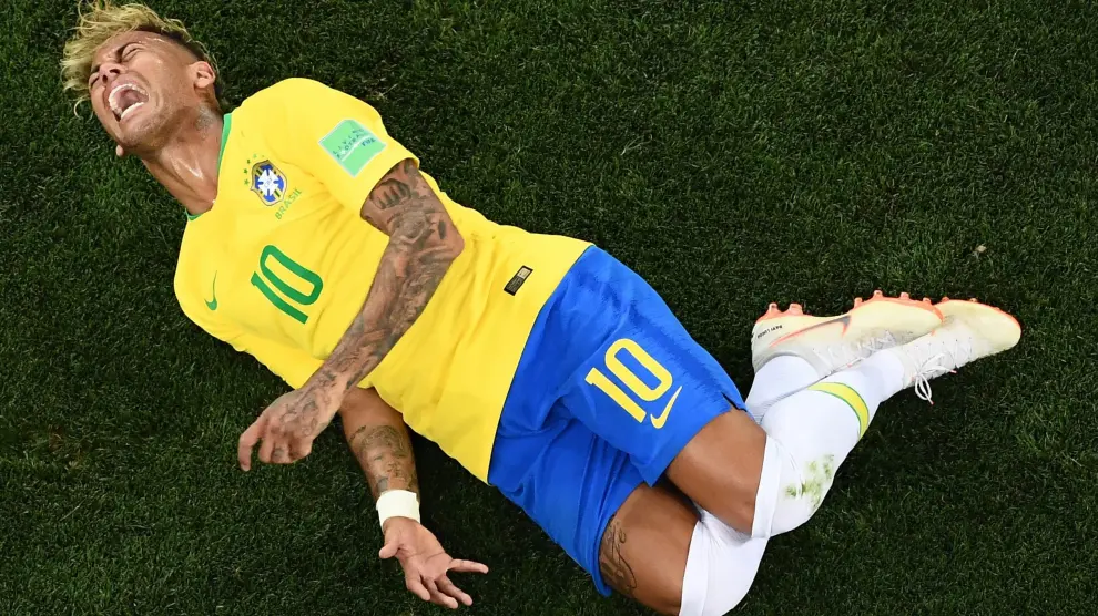 Neymar se duele de una falta en el Mundial de Rusia