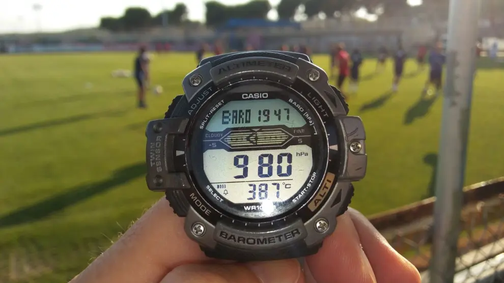 Termómetro reloj en el que se ven los 38,7 grados de temperatura que había en la Ciudad Deportiva pocos minutos antes de las 20.00 (a las 19.47), en pleno entrenamiento del Real Zaragoza.