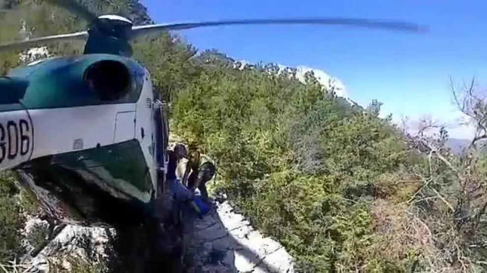 La Guardia Civil rescata en helicóptero a una ciclista accidentada