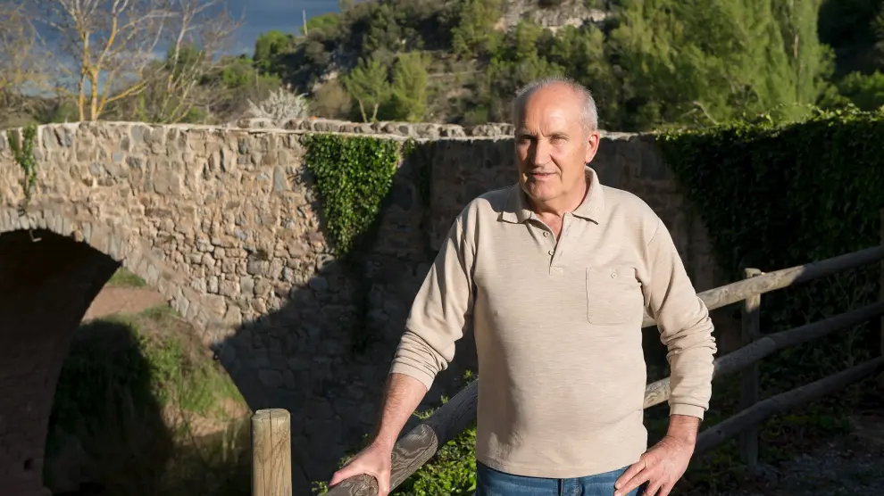 Víctor Tomás, presidente de la Asociación Cabezo Alto, junto al puente de piedra medieval de Formiche Alto