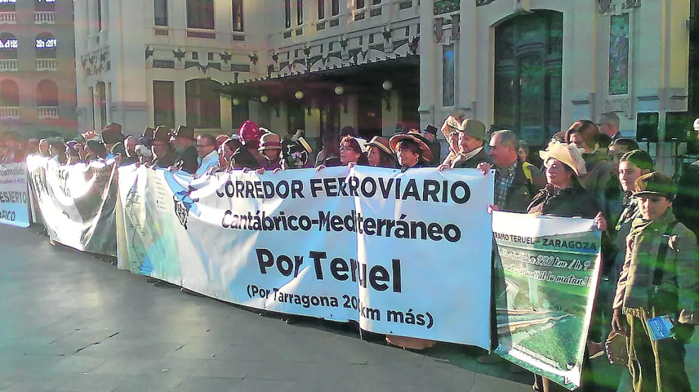 Teruel Existe, el precedente. La plataforma vecinal Teruel Existe se movilizó el 1 de abril de 2017 para reclamar la modernización del ferrocarril actual y el Corredor Cantábrico-Mediterráneo. Los manifestantes, vestidos de época, celebraron su primer acto reivindicativo de la jornada a las puertas de la Estación del Norte de Valencia.