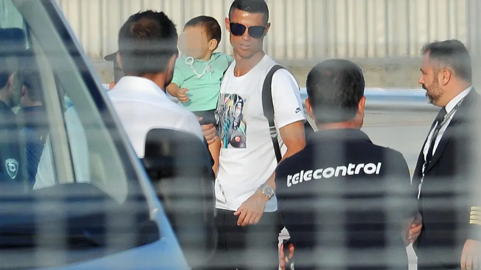 Cristiano Ronaldo, a su llegada al aeropuerto de Turín.