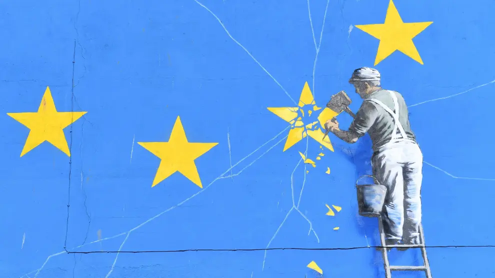 Vista de un mural inspirado en el Brexit hecho por el artista callejero anónimo Banksy, en Dover (Reino Unido)