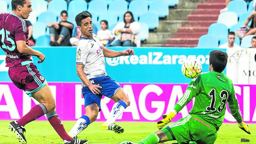 Momento en el que Pedro marca el segundo gol en el 3-0 a favor del Zaragoza del último enfrentamiento entre ambos conjuntos en 2015.
