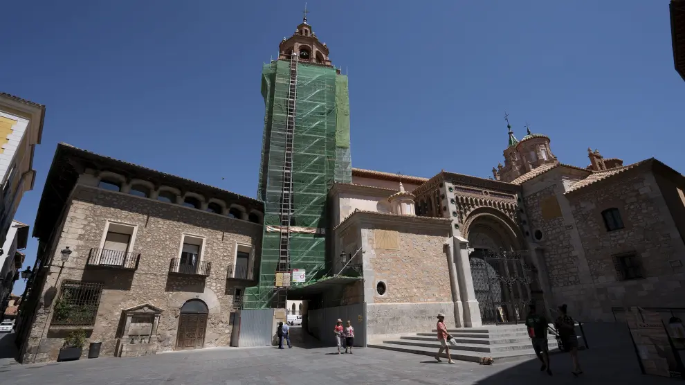 La torre de la Catedral de Teruel, cubierta de andamios para su restauración.
