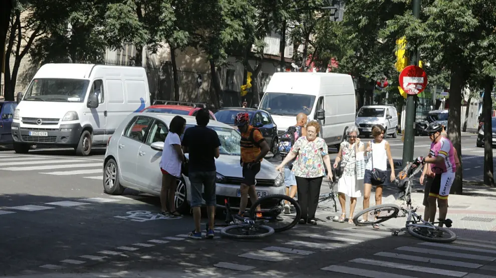 Los ciclistas han conseguido incorporarse por su propio pie tras el accidente.