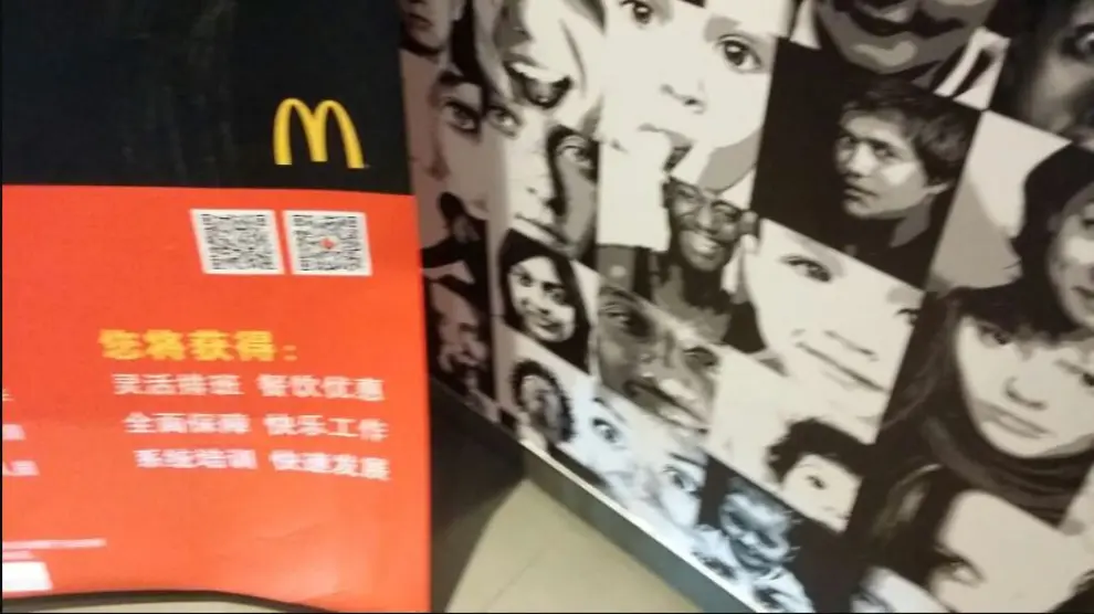 El rostro de la joven anunciando las hamburguesas del McDonald´s en China.