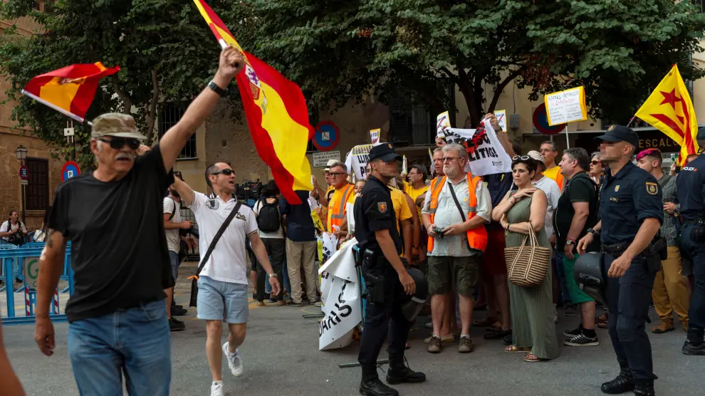 Manifestación frente al Palacio de la Almudaina, en Palma, a favor de la Monarquía.