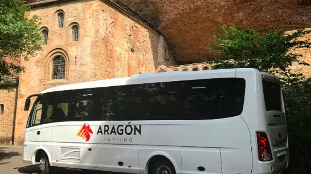 El nuevo autobús ante el monasterio viejo de San Juan de la Peña.