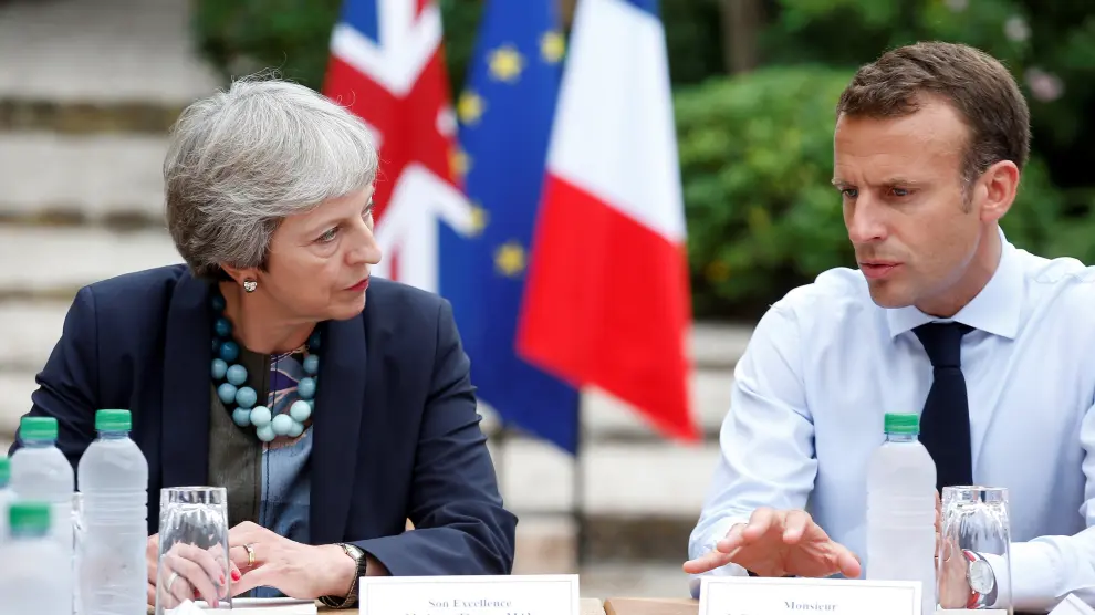 Theresa May y Emmanuel Macron, durante la reunión que ambos han mantenido este viernes.