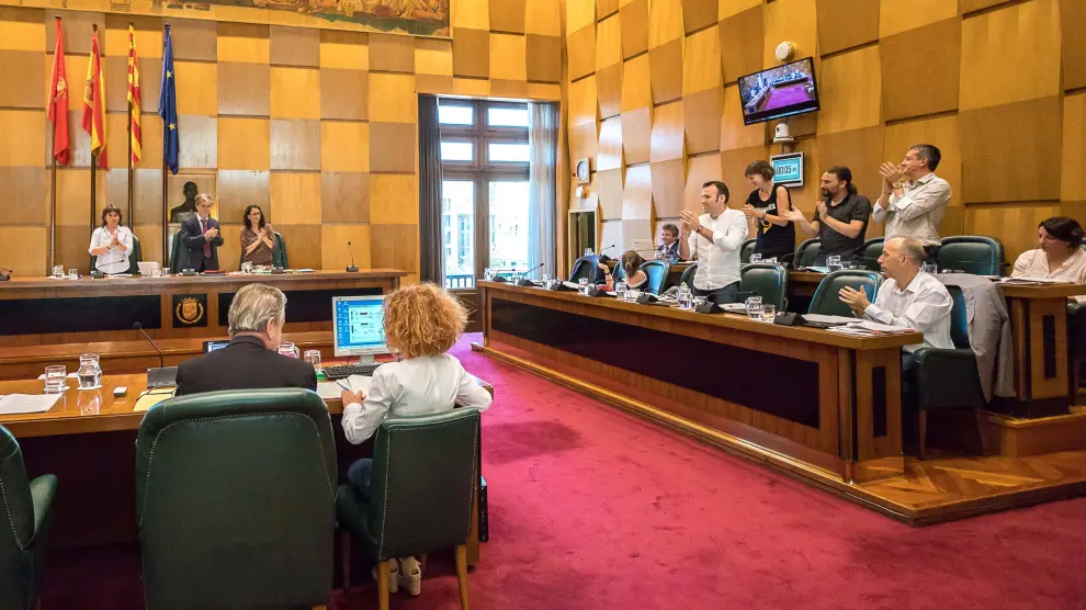 El pasado 1 de junio, tras prosperar la moción de censura contra Rajoy, los concejales de ZEC interrumpieron el pleno para aplaudir.