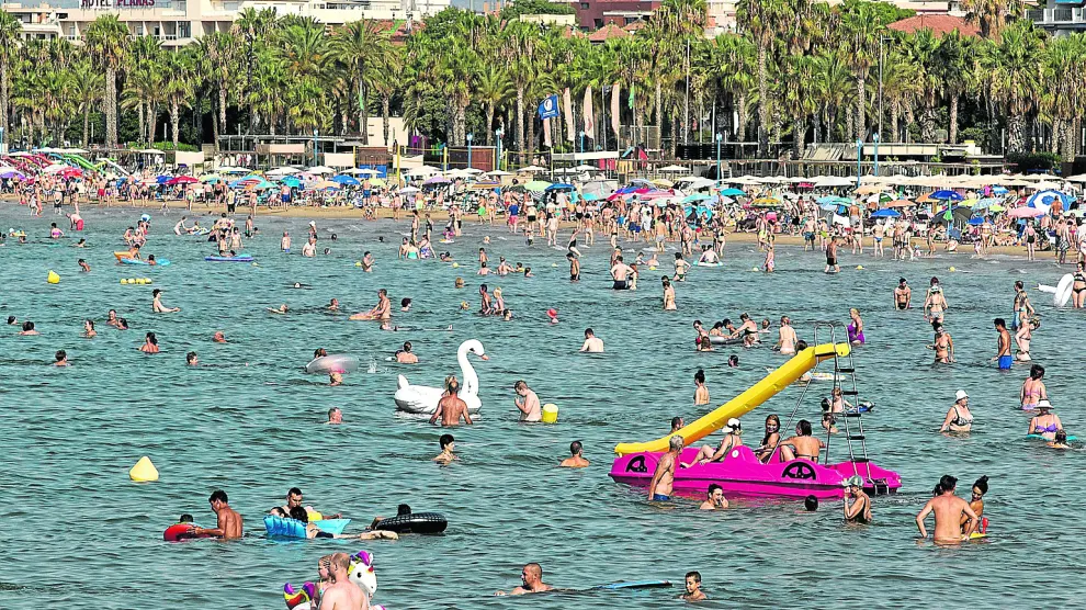 La playa de Levante, en Salou, una de las preferedias por los turistas, presentaba este aspecto en la jornada de ayer.