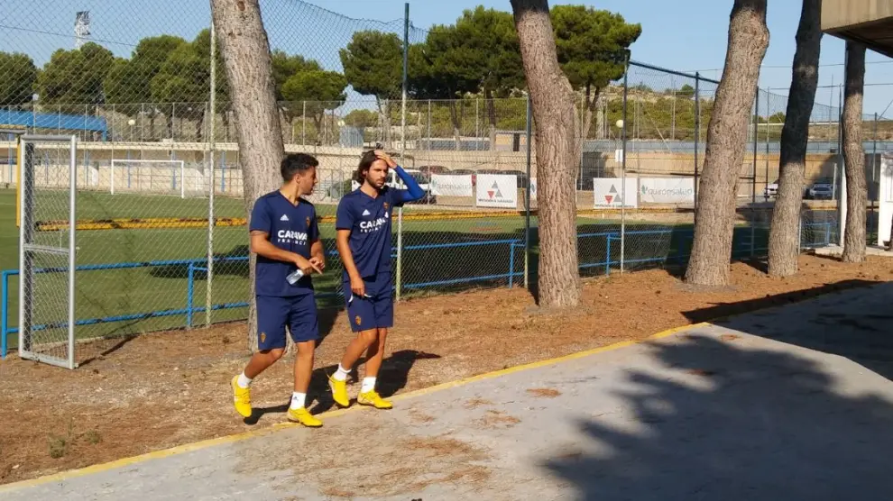 Buff, a la derecha, camina junto a Aguirre hacia la sala de vídeo en el último entrenamiento matinal del Real Zaragoza en la Ciudad Deportiva.