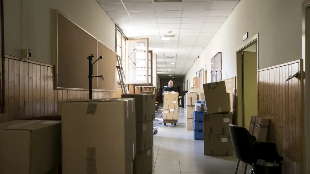 Un operario traslada cajas por el pasillo del edificio Cervantes, donde se reubicarán despachos de profesores
