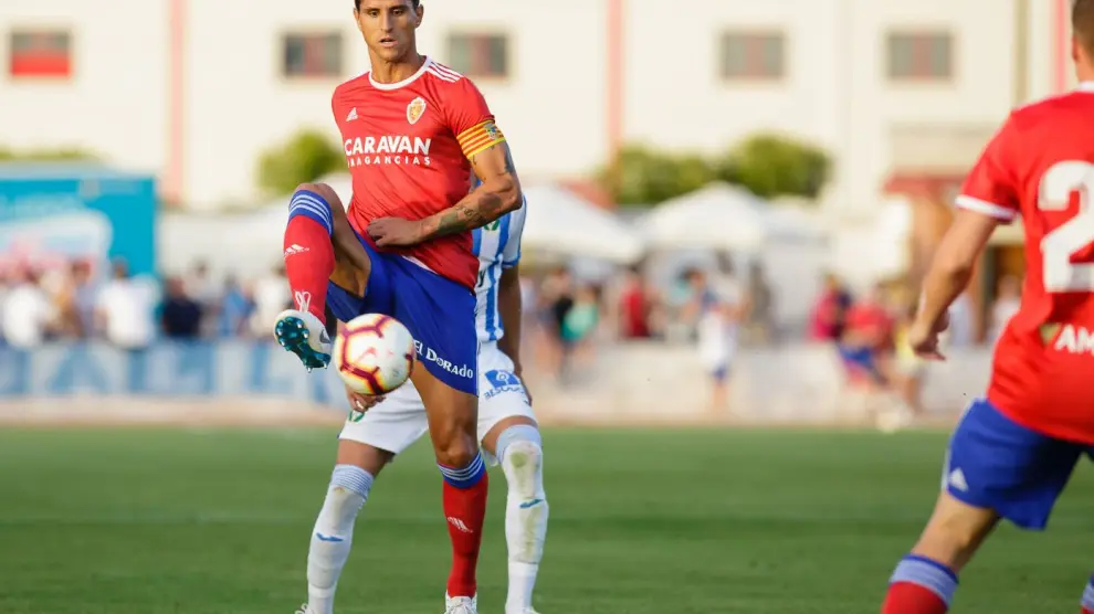 Grippo, en una acción defensiva en la primera parte del partido del Real Zaragoza ante el Leganés este sábado en Calatayud.