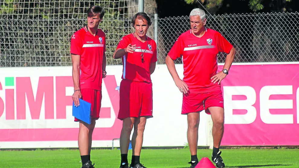 El técnico Leo Franco, el preparador físico Juan Manuel Alfano y el segundo entrenador Eduardo Basigalup en un entrenamiento.