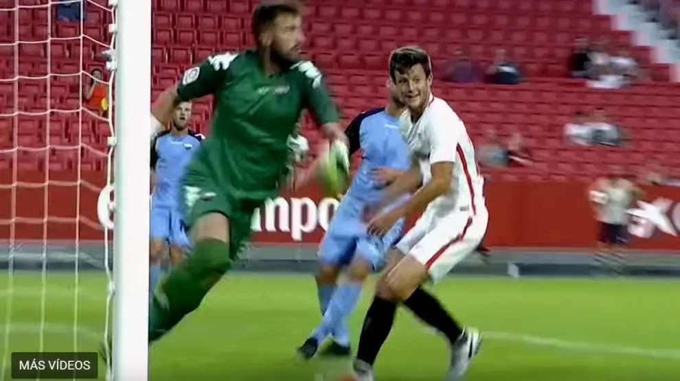 Marc Gual, en una captura del vídeo del partido Sevilla-Extremadura de la noche de este sábado, 4 de agosto, en el Pizjuán, tras fallar un gol de cabeza en el minuto 14.