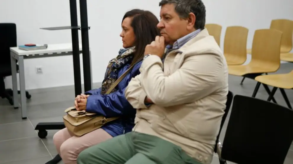 El exalcalde Añón y su esposa, durante el juicio celebrado contra ellos en la Audiencia de Zaragoza.