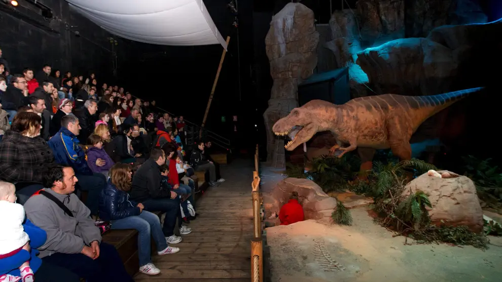 El espectáculo del T-Rex en Dinópolis lleno de público familiar