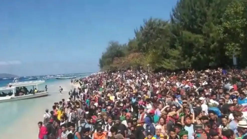 Una playa de Trawangan abarrotada de turistas a la espera de ser evacuados.