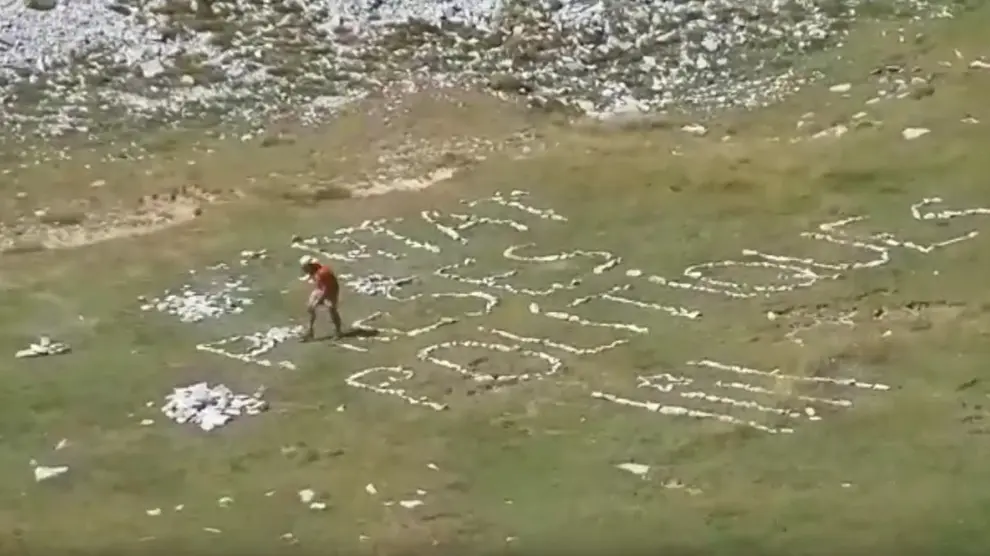 Dibujan con piedras en el Pirineo oscense una 'estelada' y un mensaje por la libertad de los "presos políticos"