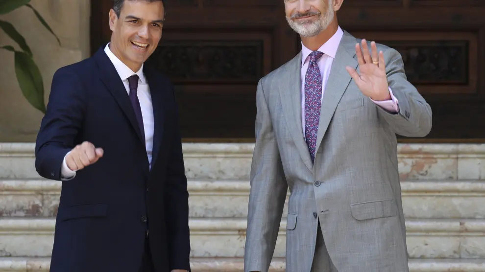 Pedro Sánchez junto al Rey antes de reunirse en Marivent.