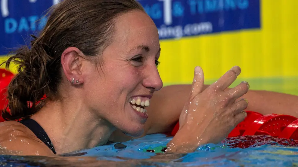 La nadadora española Jessica Vall celebra su plata.