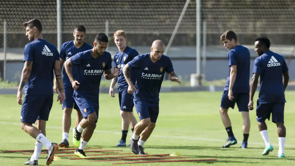 Pombo y Medina, junto a Grippo, Verdasca, David Vicente, Soro e Igbekeme, en el entrenamiento del equipo.
