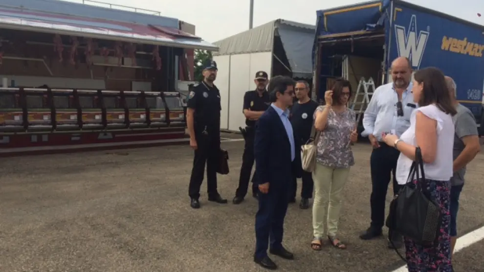 El alcalde de Huesca, Luis Felipe, ha visitado el recinto ferial acompañado de las concejalas de Fiestas y Seguridad Ciudadana, María Rodrigo y Teresa Sas, y de técnicos municipales
